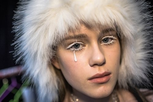 Αόρατο foundation καλύπτει τις ατέλειες. Φορώντας το όλοι θα σε ρωτούν τι έκανες στο πρόσωπό σου