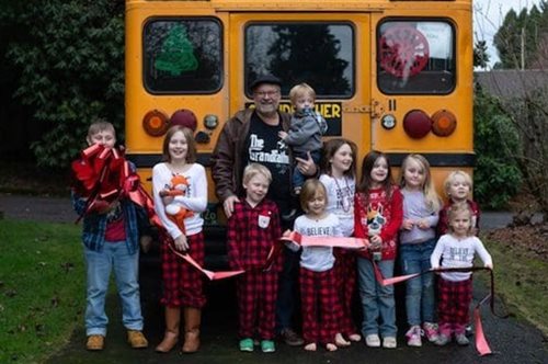 Παππούδες, αυτοί οι σωτήρες: Ο άντρας που αγόρασε λεωφορείο για να πηγαίνει τα εγγόνια του σχολείο