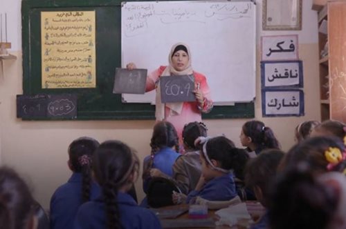 Το σχολείο που βοηθά κορίτσια από τη Συρία με αντάλλαγμα... μια καρέκλα!