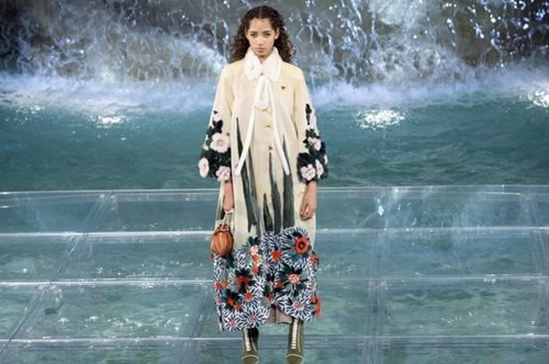 Ανακάλυψη: Αυτή είναι η μόνη ανοιξιάτικη τάση που μπορείς να φορέσεις από τώρα χωρίς να παγώσεις