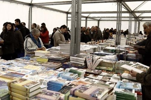 Χιλιάδες τίτλοι από ένα ευρώ. Αρχίζει και πάλι το Παζάρι Βιβλίου στην πλατεία Κοτζιά