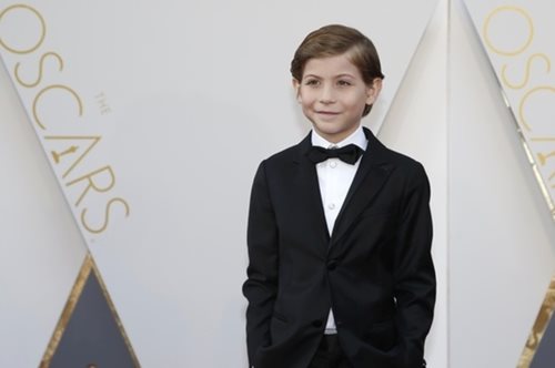 Δείτε τον hot αστυνομικό μπαμπά του Jacob Tremblay να ποζάρει με τη στολή του