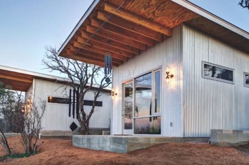 Κολλητοί φίλοι που δεν είχαν την ευκαιρία να συναντιούνται έχτισαν ένα «χωριό» για να ζήσουν παρέα