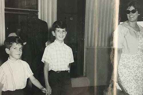 Πέθανε η μητέρα του Άντονι Μπουρντέν: Πώς άνοιξε τον δρόμο για την καριέρα του γιου της