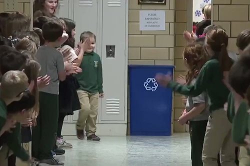 Ατόφια συγκίνηση: 6χρονος νίκησε τον καρκίνο και τον υποδέχτηκαν στο σχολείο με χειροκρότημα