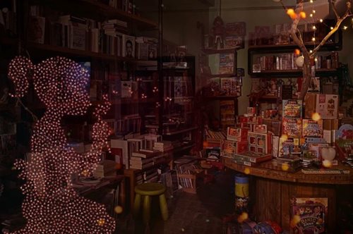 Αν τηλεφωνήσεις σε αυτό το βιβλιοπωλείο στη Λέσβο το βράδυ που κλείνει, συμβαίνει κάτι υπέροχο