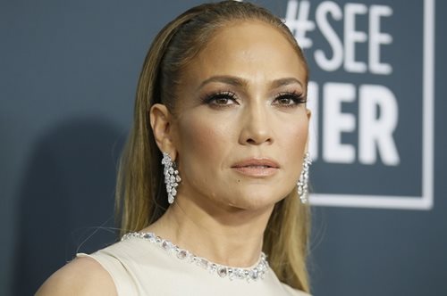 Η Τζένιφερ Λόπεζ με νέες ξανθές ανταύγειες: Έκανε ένα κλασικό λουκ να δείχνει έξτρα σύγχρονο 