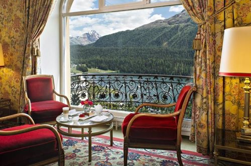 Μέσα στο πιο επιβλητικό και ιστορικό ξενοδοχείο του Σεν Μόριτζ η ζωή κυλά υπέροχα