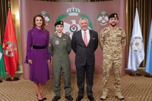 Έγραψε ιστορία: H κόρη της Ράνιας της Ιορδανίας είναι η πρώτη πιλότος Ενόπλων Δυνάμεων της χώρας της