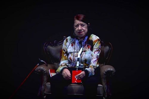 «Ελπίζω και εύχομαι να μην στερέψει η ψυχή του ανθρώπου». 15 κουβέντες της Κατερίνας Αγγελάκη Ρουκ 