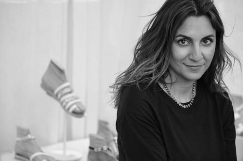 Η Χριστίνα Μαρτίνη οραματίστηκε τις σύγχρονες γυναίκες των μεγάλων πόλεων με κρητικά στιβάνια 