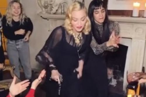 «Πρέπει να ξεκουραστώ». Η Μαντόνα συνεχίζει να παρτάρει ακόμα και με το μπαστούνι της