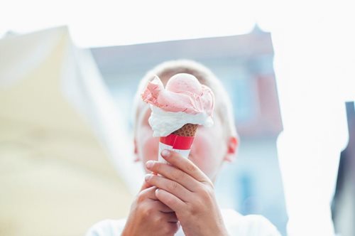 «Βοήθεια! Η πεθερά μου μπουκώνει το παιδί μου με γλυκά, παρά τη θέλησή μου»