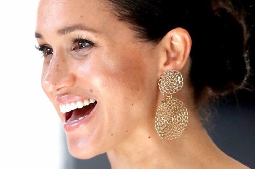 Επιτέλους, η Μαρκλ μπορεί να τις ακολουθήσει: 5 τάσεις ομορφιάς που απαγόρευε το βασιλικό πρωτόκολλο