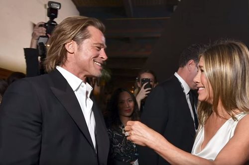 «Σα δύο μαγνήτες»: Μια ειδικός διαβάζει τη γλώσσα του σώματος στην πολύκροτη συνάντηση Πιτ & Άνιστον