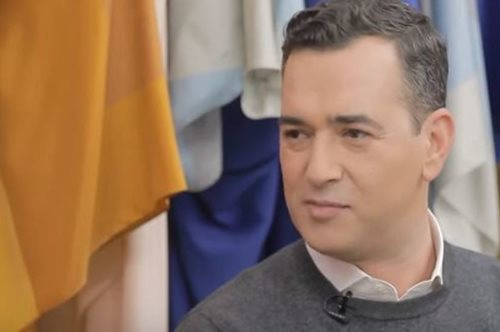 «Επειδή είμαι gay, δεν ενδιαφέρονται τα media για μένα»: Ο Άγγελος Μπράτης τολμά και γοητεύει 