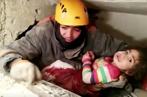 Σχεδόν 30 ώρες κάτω απ’ τα ερείπια: Μητέρα και 2χρονη κόρη ανασύρθηκαν ζωντανές στην Τουρκία