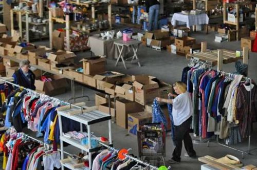 «Άνθρωποι που έχουν ανάγκη μπορούν να πάρουν δωρεάν ρούχα»: Στηρίζουμε την Humanitarian Bank 