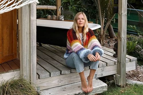 Το 2020 όλες οι fashion bloggers φορούν το τζιν παντελόνι με αυτό τον τρόπο. Κουλ και με χαρακτήρα