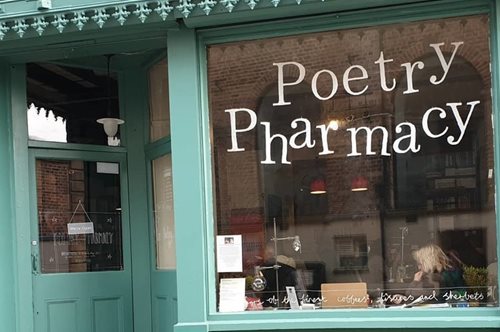 Το πρώτο φαρμακείο στον κόσμο που συνταγογραφεί ποίηση αντί για χάπια: «Ηρεμεί, φτιάχνει τη διάθεση»