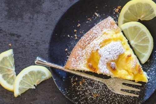 Ζουμερό κέικ λεμονιού γεμιστό με κρέμα λεμόνι: Όταν το γλυκό συναντάει το ξινό γίνονται θαύματα 