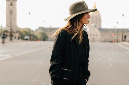 Το μοναδικό ντένιμ παντελόνι που φορούν πλέον οι Γαλλίδες. Άφησαν πίσω τους το skinny jean