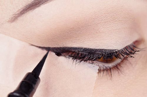  Το κόλπο με το σελοτέιπ για το τέλειο eyeliner 