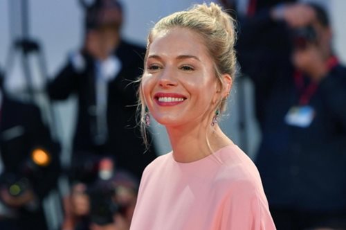 To απαράμιλλα cool στιλ της Σιένα Μίλερ- κάθε εμφάνιση της κι ένα παράδειγμα