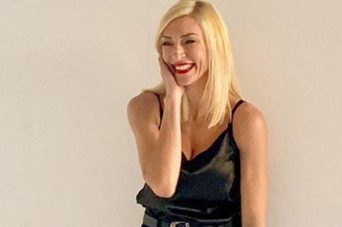 Η αλλαγή στο χρώμα: Η Ζέτα Δούκα ποζάρει με καστανά μαλλιά και είναι εξίσου εντυπωσιακή 