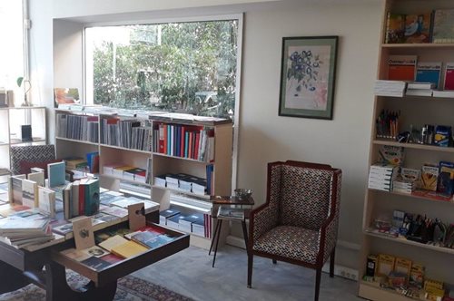 Liber: Ένα νέο μικρό βιβλιοπωλείο στην Αγία Παρασκευή αφηγείται μια μεγάλη ιστορία αγάπης