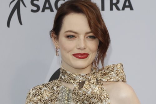 «Το πιο διάσημο μπουφάν στον κόσμο». Το παρκά που φορούσε η Έμμα Στόουν στην Αθήνα γίνεται viral