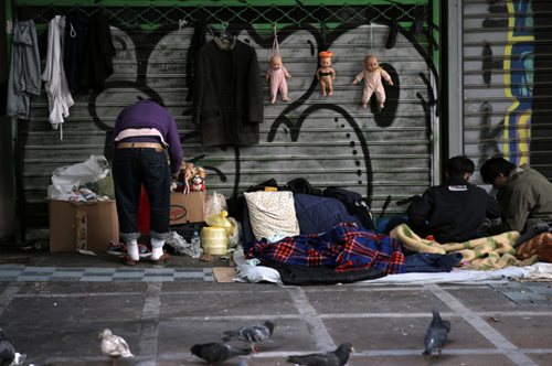 Καταφύγιο στην παγωνιά: Ποιες θερμαινόμενες αίθουσες ανοίγει ο Δήμος Αθηναίων για τους αστέγους