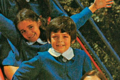 Από παλιακό στοιχείο ευπρέπειας σε μοντέρνο ένδυμα. Αυτή είναι η ιστορία της σχολικής ποδιάς