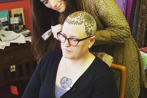 Ζωγραφίζει «στέμματα» από χένα σε γυναίκες που έχουν χάσει τα μαλλιά τους από χημειοθεραπείες