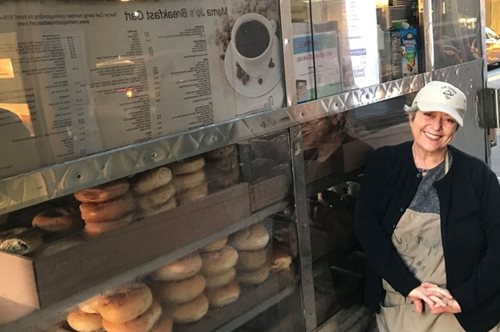 Η Ελληνίδα που έχει στήσει την καντίνα της στο Μανχάταν κάνει το καλύτερο πρωινό της Νέας Υόρκης