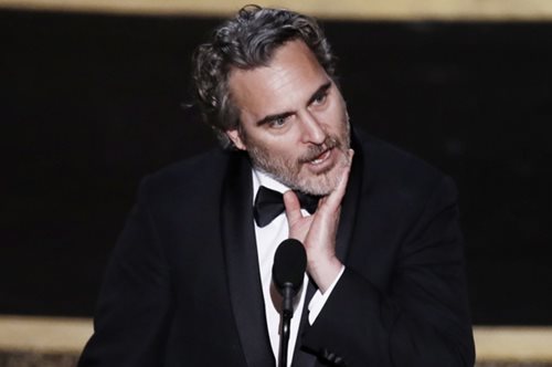 «Έχω υπάρξει κάθαρμα και εγωιστής»: Ο αφοπλιστικά ειλικρινής λόγος του Χοακίν Φίνιξ 