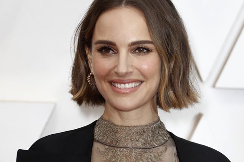 To κρυμμένο μήνυμα στη Dior κάπα της Νάταλι Πόρτμαν συζητήθηκε όσο τίποτα άλλο στο κόκκινο χαλί