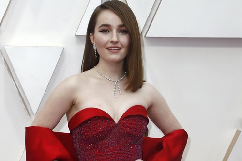 Η Κάιτλιν Ντέβερ με ανακυκλωμένο φόρεμα Louis Vuitton και παπούτσια αξίας 40 ευρώ στο κόκκινο χαλί