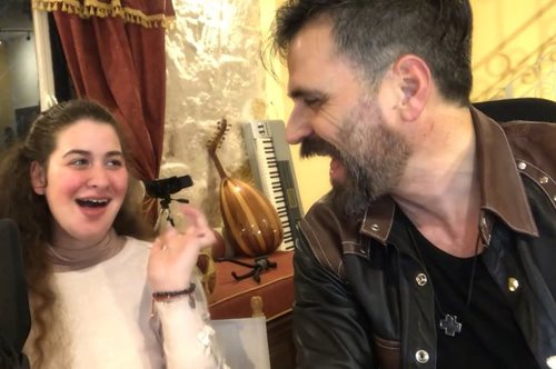 Η μικρή Νεφέλη που δε μιλάει αλλά τραγουδάει συγκίνησε (ξανά) ερμηνεύοντας τον «Χαρταετό» 