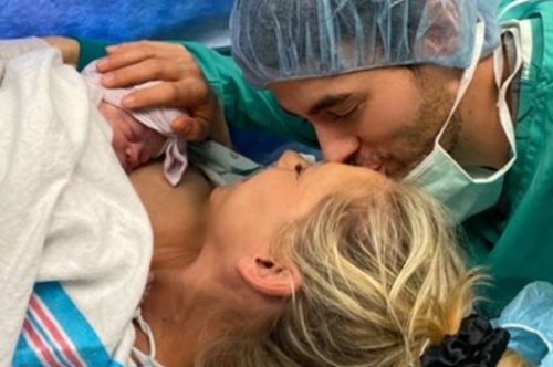 Οι τρυφερές φωτογραφίες του Ενρίκε Ιγκλέσιας με τη νεογέννητη κόρη του αμέσως μετά τον τοκετό