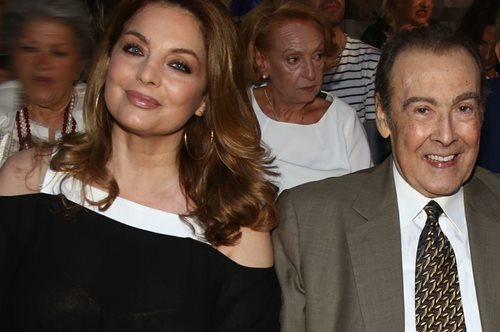 Η κόρη του Τόλη Βοσκόπουλου και της Άντζελας Γκερέκου, Μαρία, σε σπάνια εμφάνιση με τους γονείς της