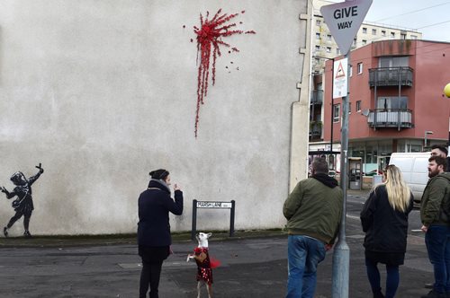 Mήνυμα αγάπης από τον Banksy με νέο γκράφιτι στο Bristol 