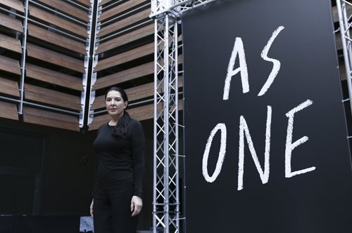 Μαρίνα Αμπράμοβιτς: Η πρώτη μέρα στο Μουσείο Μπενάκη μέσα από 18 εικόνες