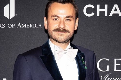 Ο Έλληνας κοσμηματοποιός με τις περίτεχνες κοπές πολύτιμων λίθων που στολίζει το διεθνές jet set