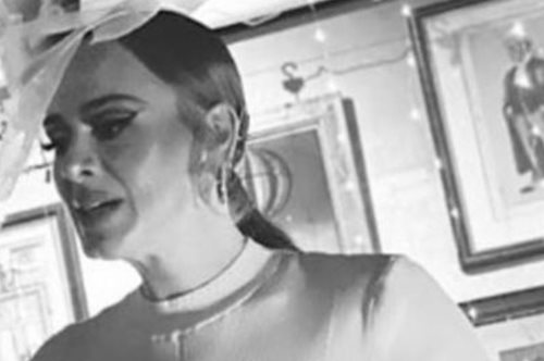 Σούπερ αδυνατισμένη και πολύ στιλάτη: H νέα εμφάνιση της Adele στον γάμο της κολλητής της