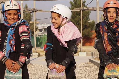 «Όταν πέφτεις, θα ξανασηκώνεσαι» διδάσκει το σκέιτμπορντ στα κορίτσια της Καμπούλ