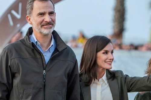 Το ωραιότερο total white λουκ της άνοιξης το φόρεσε η βασίλισσα Λετίσια και είναι από τα Mango