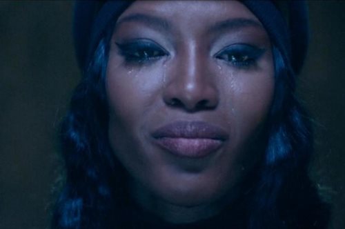 Η Ναόμι Κάμπελ ξεσπά σε δάκρυα για τις βομβιστικές επιθέσεις στο Αφγανιστάν 