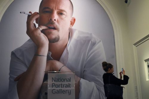 O οίκος Alexander McQueen χαρίζει τα υφάσματά του σε πανεπιστήμια για τους φοιτητές μόδας