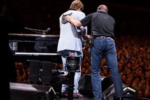 Ο Έλτον Τζον χάνει τη φωνή του κατά τη διάρκεια συναυλίας και ξεσπάει σε κλάματα 